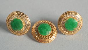 A PAIR OF 22CT GOLD AND APPLE JADE EARRINGS AND PENDANT.