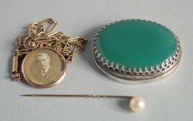 A GOLD LOCKET AND CHAIN, A PEARL, 9CT GOLD TIE PIN, AGATE OVAL BROOCH.