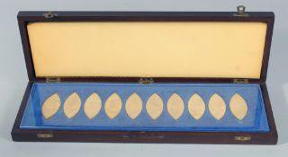 A GOOD BOXED SET OF QUEEN'S JUBILEE PLAQUES.