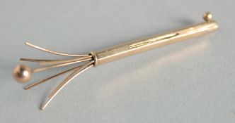 A 9CT GOLD SWIZZEL STICK.