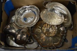 A quantity of plated items.