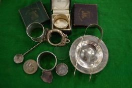 A group of small silver items.