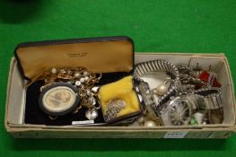 A quantity of bijouterie etc.