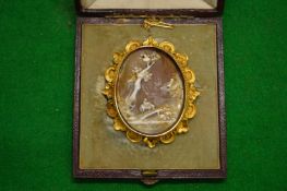 A Victorian cameo with yellow metal frame (cameo af).