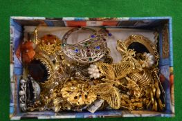 A box of bijouterie.