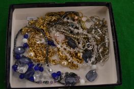 A box of bijouterie.