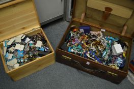 A very large collection of bijouterie.