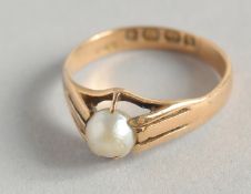 AN 18CT GOLD RING.