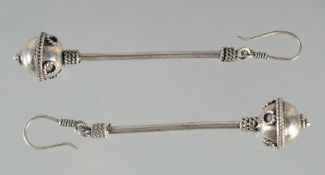 A PAIR OF SILVER DROP EARRINGS