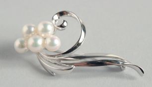 A FLOWER BROOCH with five pearls.