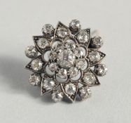 A DIAMOND CLUSTER BROOCH.