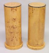 A PAIR OF ART DECO STYLE CIRCULAR PEDESTAL STANDS. 2ft 8ins high, 1ft 1in diameter.