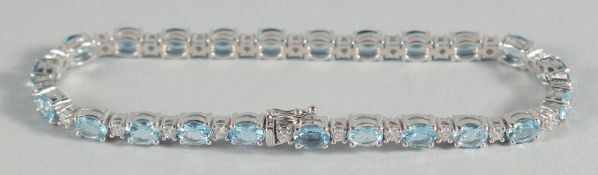 AN 18CT GOLD, AQUAMARINE AND DIAMOND BRACELET.