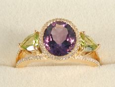 AN 18CT GOLD, AMETHYST, PERIDOT AND DIAMOND RING.