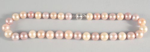 A MULTI-COLOURED NATURAL FRESHWATER PEARL NECKLACE.