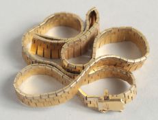 A.750 GOLD NECKLACE.