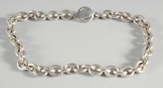 A THICK HEAVY SILVER CHAIN. 17.5ins long, 175gms.