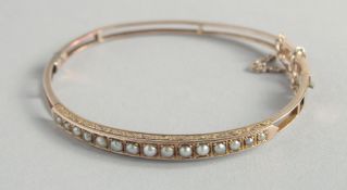 AN EDWARDIAN GOLD AND SEA PEARL BRACELET.