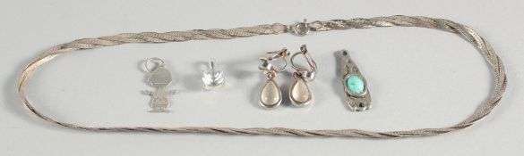 A SILVER CHAIN, TWO PENDANTS AND EARRINGS.