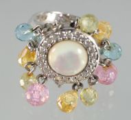 A SILVER AND MOTHER OF PEARL STONE RING.