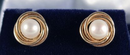 A PAIR OF 8CT GOLD AND CULTURED PEARL EAR STUDS.
