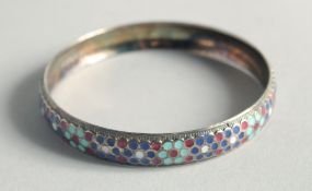 A SILVER AND CLOISONNE ENAMEL BANGLE.