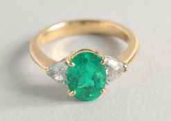 A GOOD 18CT GOLD, EMERALD AND DIAMOND RING.