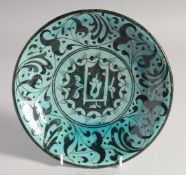 A 17TH/18TH CENTURY OTTOMAN DAMASCUS GLAZED POTTERY DISH, 22cm diameter.
