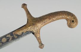 A FINE EARLY 19TH CENTURY NORTH INDIAN KUTCH SHAMSHIR SWORD with gilded handle and silver inlaid