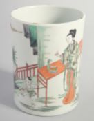 A CHINESE FAMILLE VERTE PORCELAIN BRUSH POT, painted with a female figure and inscription, 13cm