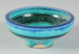 AN EARLY RAQQA BLUE / TURQUOISE GLAZED BOWL, 10.5cm diameter.