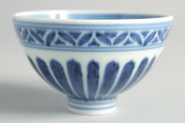 A SMALL CHINESE BLUE AND WHITE PORCELAIN BOWL, 9cm diameter.