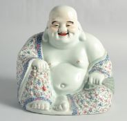 A LARGE CHINESE FAMILLE ROSE PORCELAIN BUDDHA, 25.5cm high.