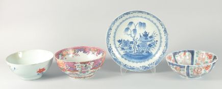 A COLLECTION OF FOUR PORCELAIN ITEMS, including three bowls and a blue and white dish, (af), (4).