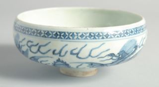 AN UNUSUAL CHINESE BLUE AND WHITE PORCELAIN PEDESTAL BOWL, the exterior painted with dragon-like