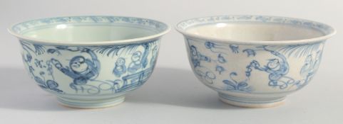 A NEAR PAIR OF CHINESE BLUE AND WHITE PORCELAIN BOWLS, 14cm diameter.