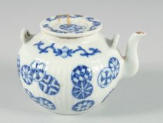 AN EARLY 20TH CENTURY BLUE AND WHITE PORCELAIN TEAPOT.