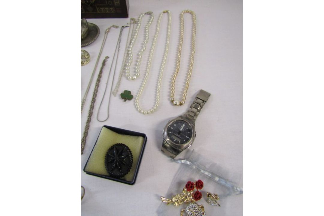 Collection of costume jewellery and a cigarette case, also includes a small amount of silver and a - Image 5 of 5