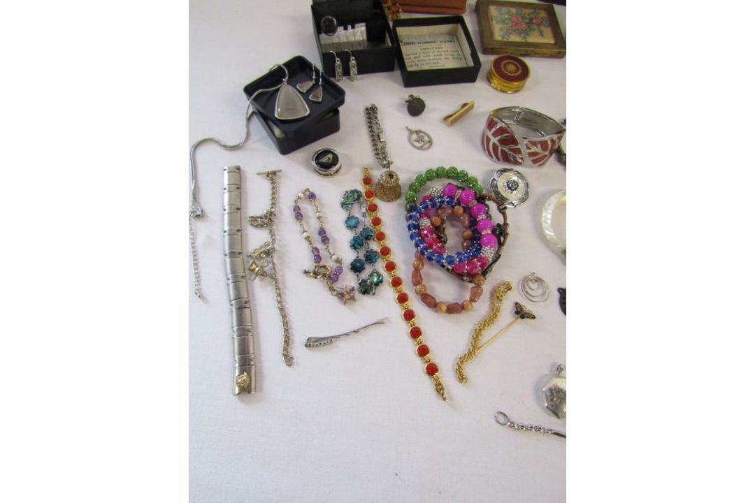 Collection of costume jewellery and a cigarette case, also includes a small amount of silver and a - Image 3 of 5