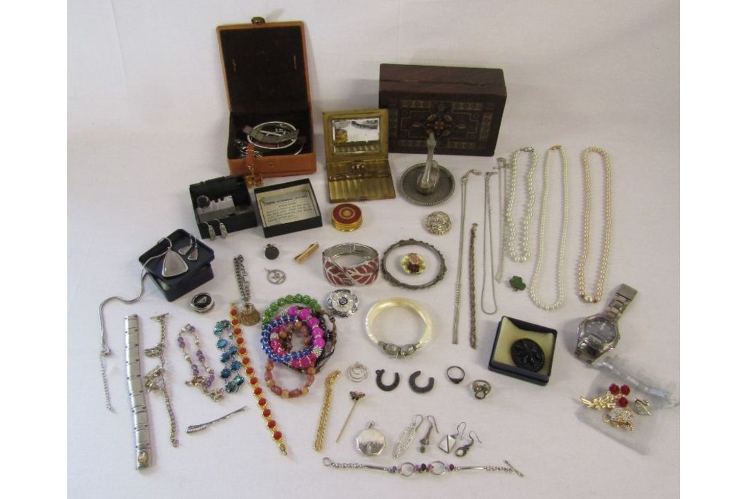 Collection of costume jewellery and a cigarette case, also includes a small amount of silver and a - Image 1 of 5