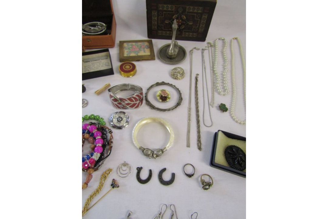 Collection of costume jewellery and a cigarette case, also includes a small amount of silver and a - Image 4 of 5