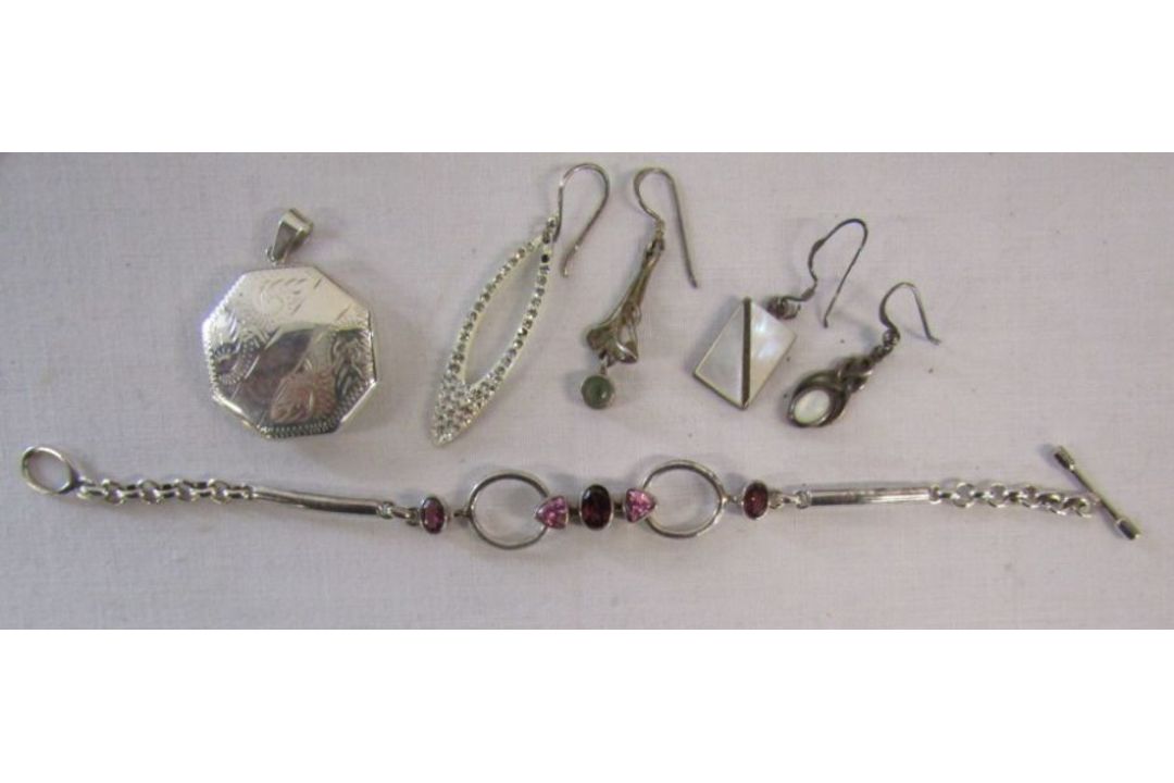 Collection of costume jewellery and a cigarette case, also includes a small amount of silver and a - Image 2 of 5