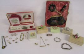 A mixed collection of jewellery to include a small amount of gold (total weight 5.4g - includes