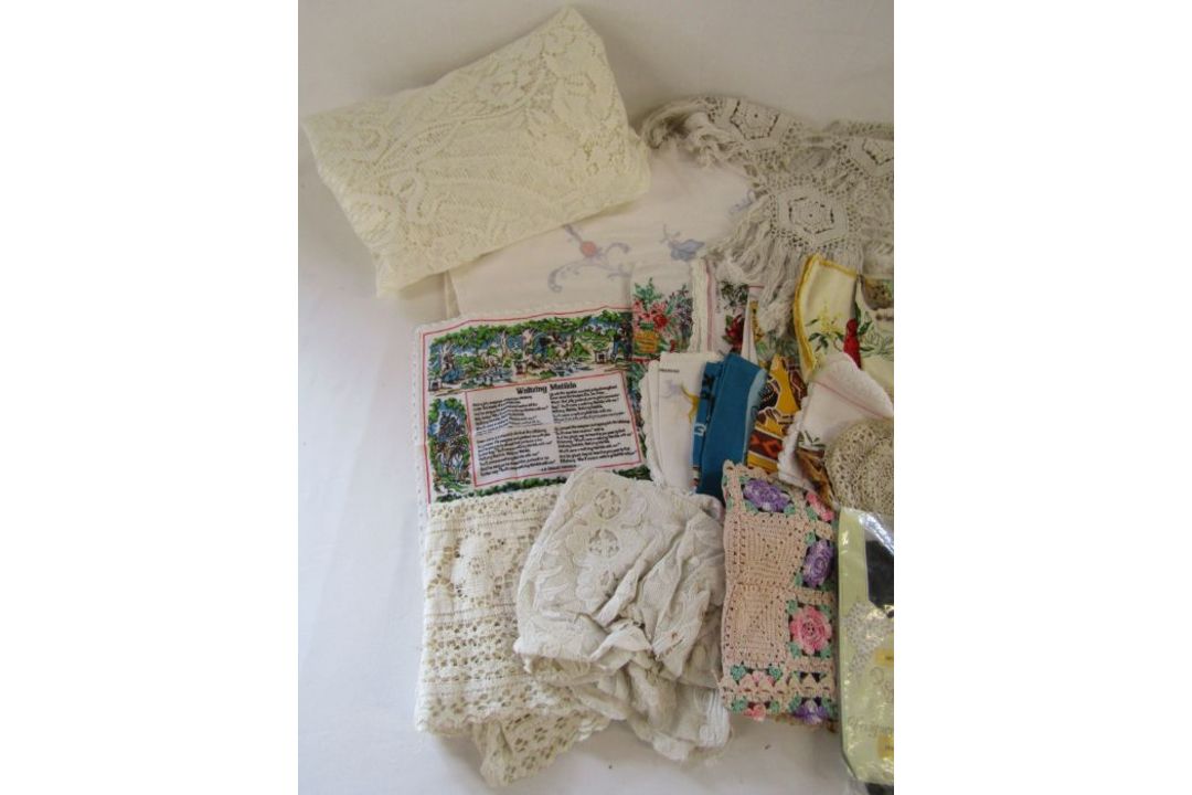 Collection of linen to include a Hindu deity design, net, doilies, ladies gloves, handkerchiefs etc - Image 2 of 5
