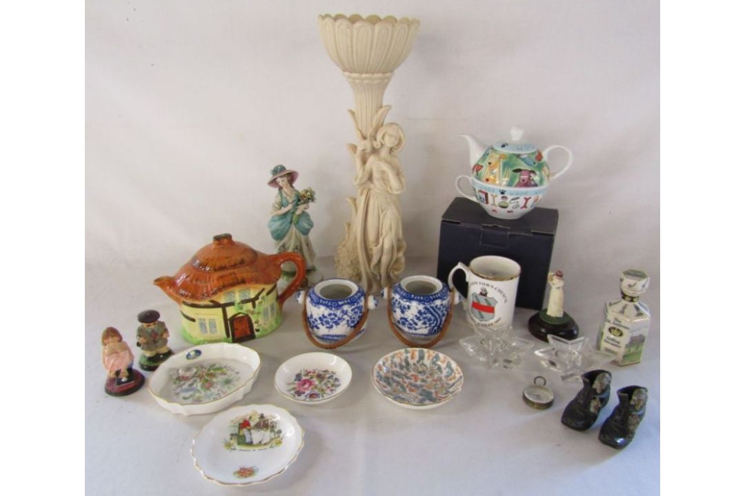 Mixed selection of items includes Aynsley trinket dish, The St Andrews Golfing decanter etc - Image 1 of 4