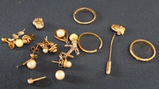 Quantity of scrap gold etc (ring marked 750 - 2.5g / 9ct gold 8.0g)