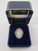 9ct gold ring with Wedgwood cameo - ring size P - total weight 3.70g