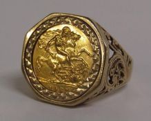 Elizabeth II 1982 half sovereign mounted in 9ct ring total weight 10.1g - ring size Z+ (ring 6.1g)