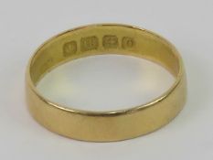 An 18ct gold ring, plain band, hallmarked for Birmingham, size O, 2.7g.