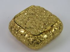 A late 19th / early 20th century snuff box in untested gilt metal,